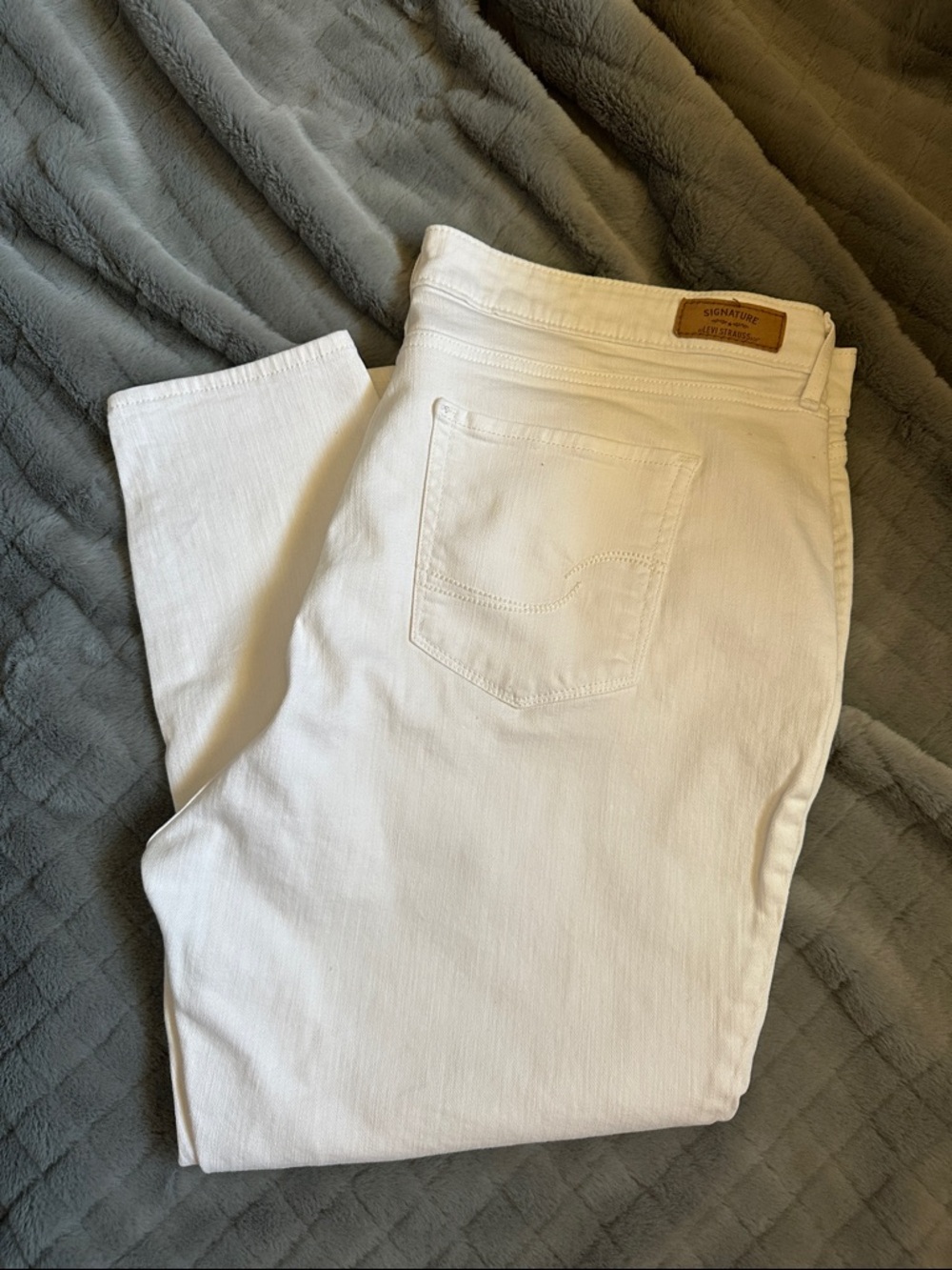 Signature White Skinny Jeans - Clean High-Rise Style